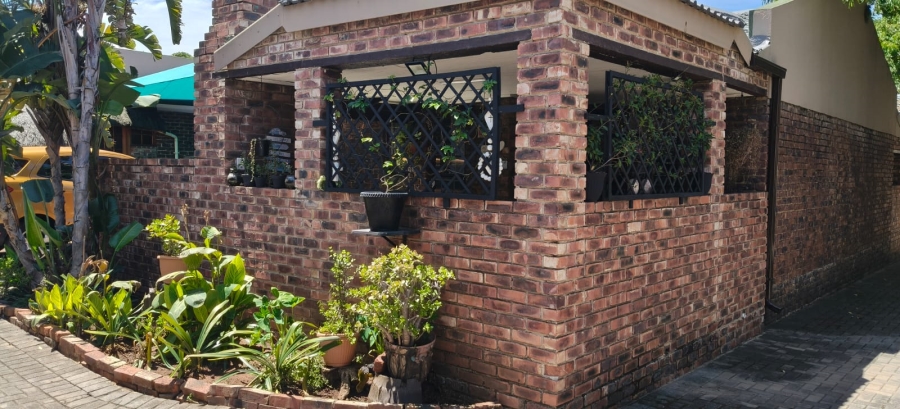 2 Bedroom Property for Sale in Geelhoutpark North West